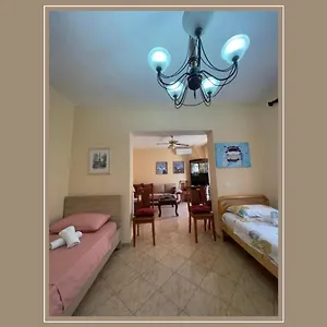  Konukevi Neo Arnavutluk