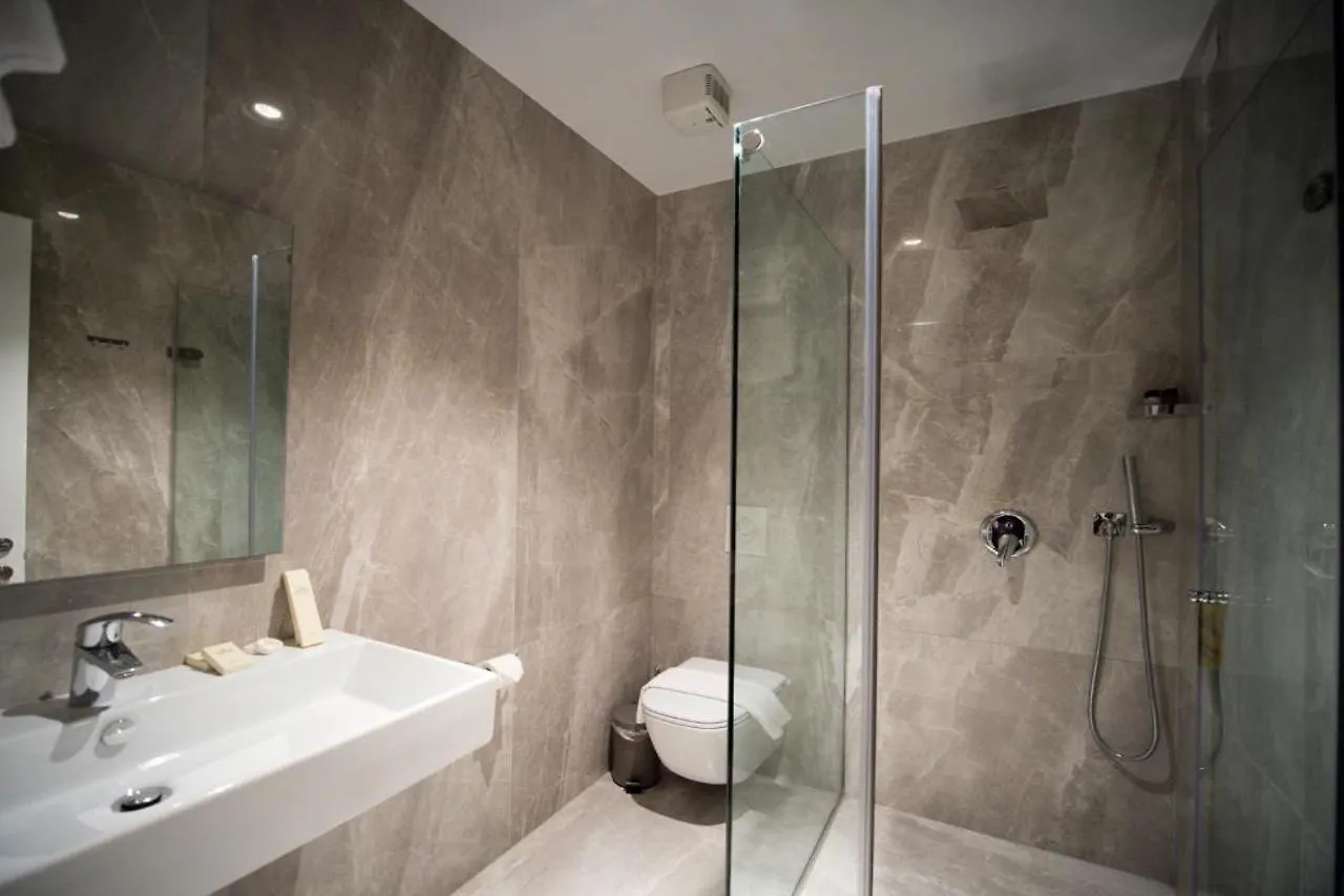 Light Hotel Yzberishti 3*,  ألبانيا