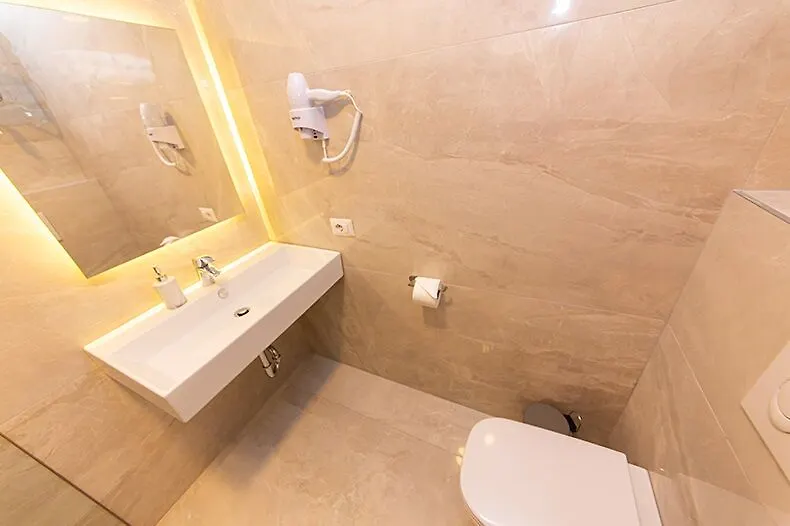Light Hotel Yzberishti 3*,  ألبانيا